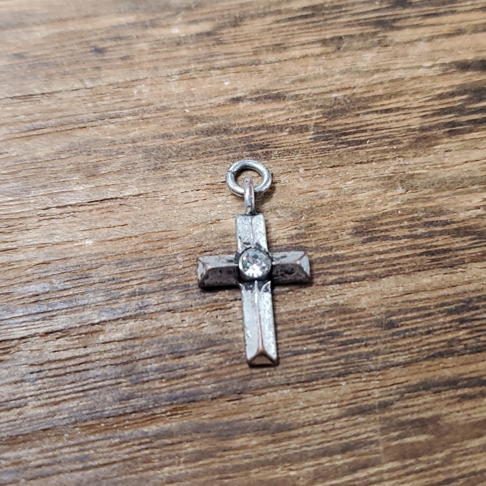 P208‎ silver tone cross pendant